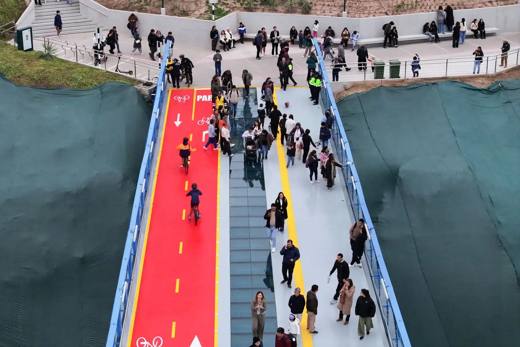 Familias con niños, grupos de amigos,  ciclistas,  y turistas nacionales y extranjeros ya transitan por el Puente de la Paz que forma parte del Corredor Turístico Miraflores – Barranco, a tres días de su inauguración. Foto: ANDINA/Daniel Bracamonte