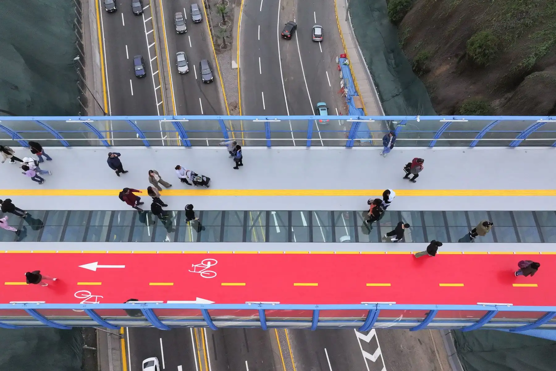Familias con niños, grupos de amigos,  ciclistas,  y turistas nacionales y extranjeros ya transitan por el Puente de la Paz que forma parte del Corredor Turístico Miraflores – Barranco, a tres días de su inauguración. Foto: ANDINA/Daniel Bracamonte