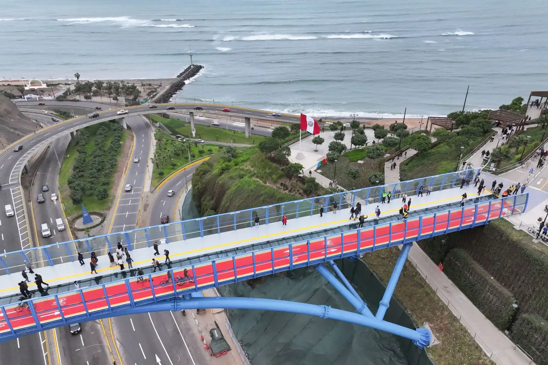 Familias con niños, grupos de amigos,  ciclistas,  y turistas nacionales y extranjeros ya transitan por el Puente de la Paz que forma parte del Corredor Turístico Miraflores – Barranco, a tres días de su inauguración. Foto: ANDINA/Daniel Bracamonte