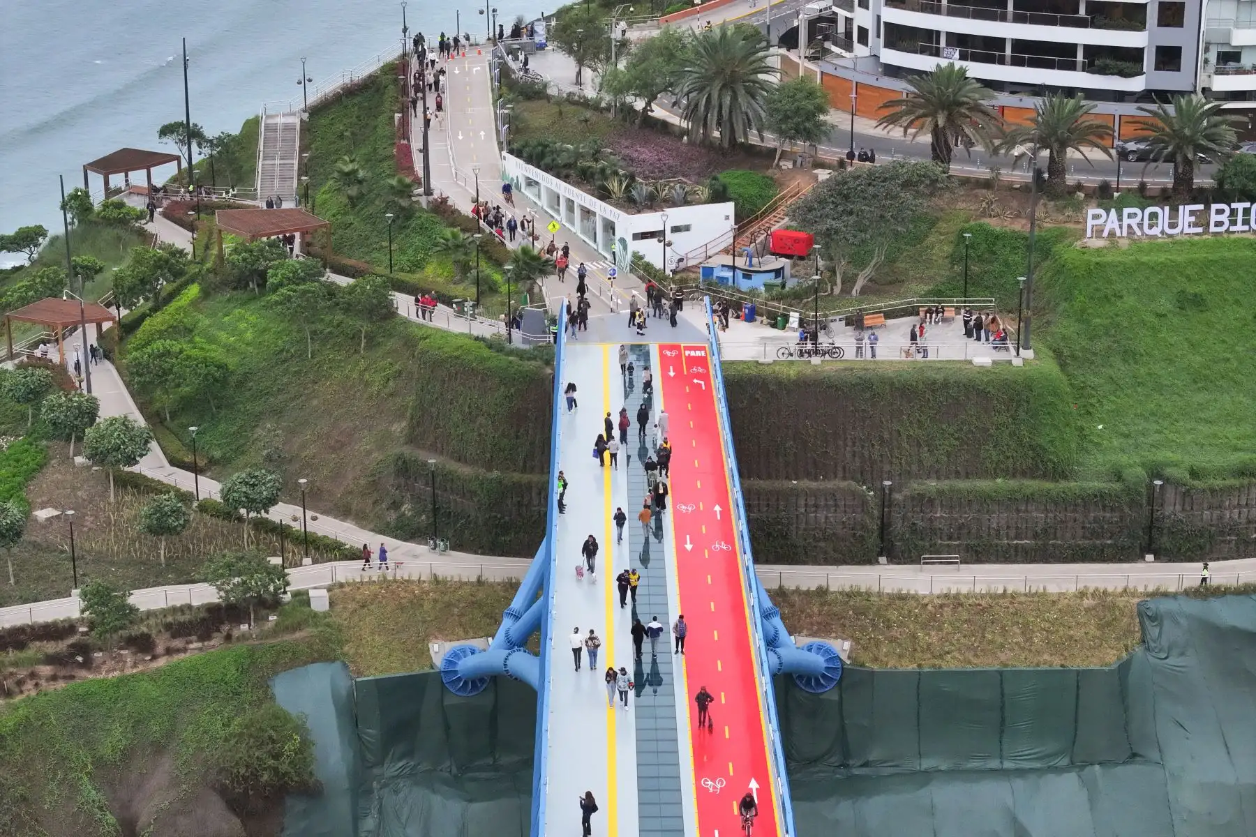 Familias con niños, grupos de amigos,  ciclistas,  y turistas nacionales y extranjeros ya transitan por el Puente de la Paz que forma parte del Corredor Turístico Miraflores – Barranco, a tres días de su inauguración. Foto: ANDINA/Daniel Bracamonte