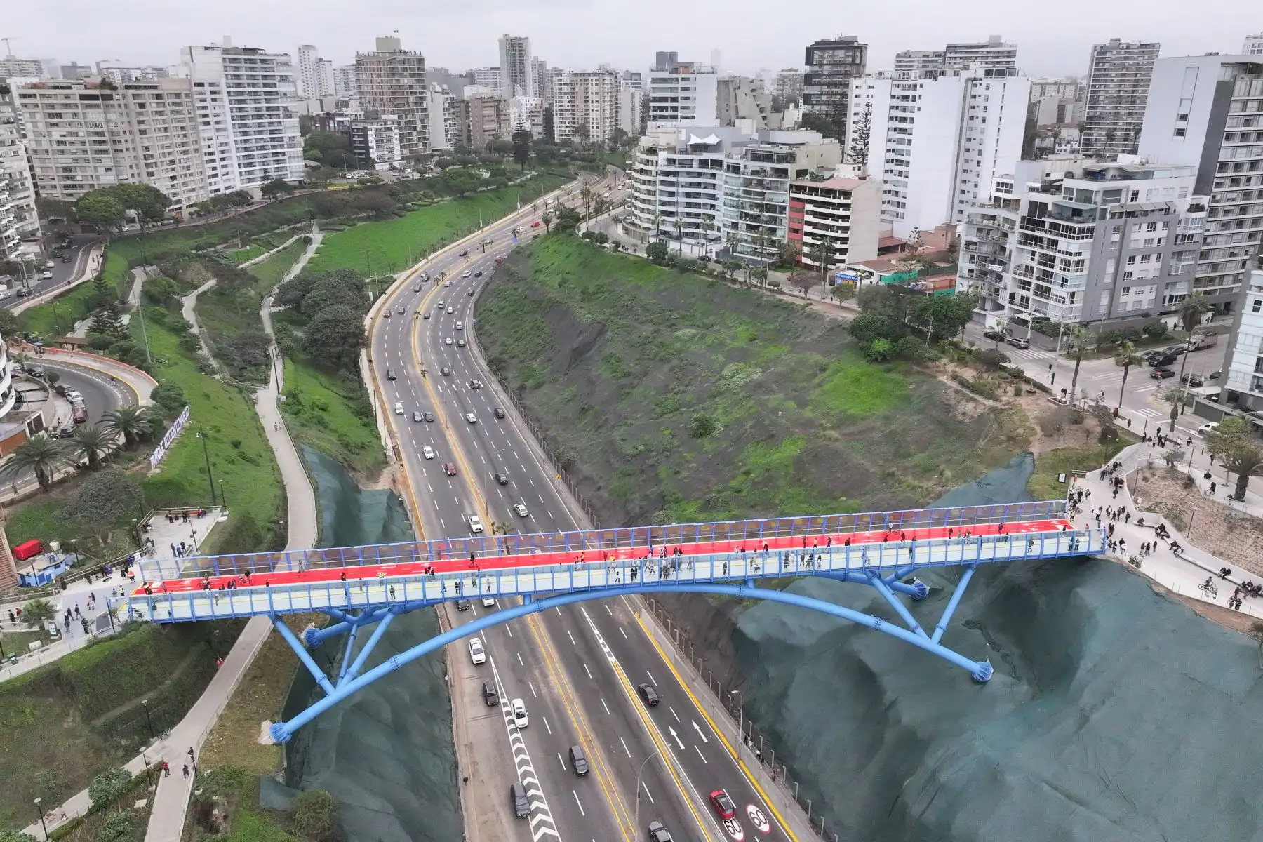 El Puente de la Paz, que forma parte del Corredor Turístico Miraflores – Barranco, es actualmente el único puente tubular peatonal del Perú y Sudamérica. Tiene 112 metros de largo por 8 metros de ancho, fue construido a más de 60 metros de altura, y une los malecones De la Reserva en Miraflores y Paul Harris en Barranco. Foto: ANDINA/Daniel Bracamonte