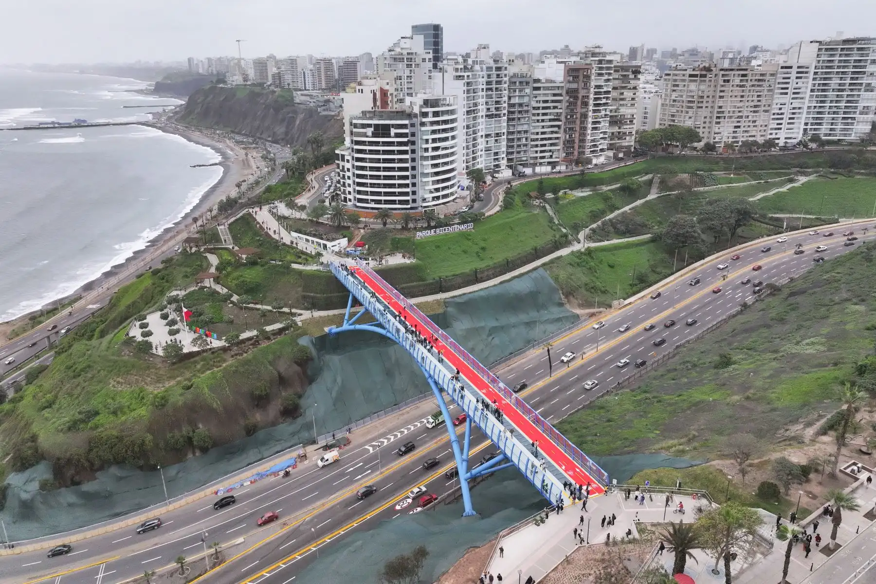 El Puente de la Paz, que forma parte del Corredor Turístico Miraflores – Barranco, es actualmente el único puente tubular peatonal del Perú y Sudamérica. Tiene 112 metros de largo por 8 metros de ancho, fue construido a más de 60 metros de altura, y une los malecones De la Reserva en Miraflores y Paul Harris en Barranco. Foto: ANDINA/Daniel Bracamonte