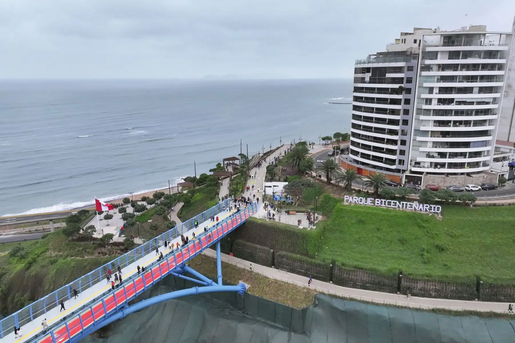 El Puente de la Paz, que forma parte del Corredor Turístico Miraflores – Barranco, es actualmente el único puente tubular peatonal del Perú y Sudamérica. Tiene 112 metros de largo por 8 metros de ancho, fue construido a más de 60 metros de altura, y une los malecones De la Reserva en Miraflores y Paul Harris en Barranco. Foto: ANDINA/Daniel Bracamonte