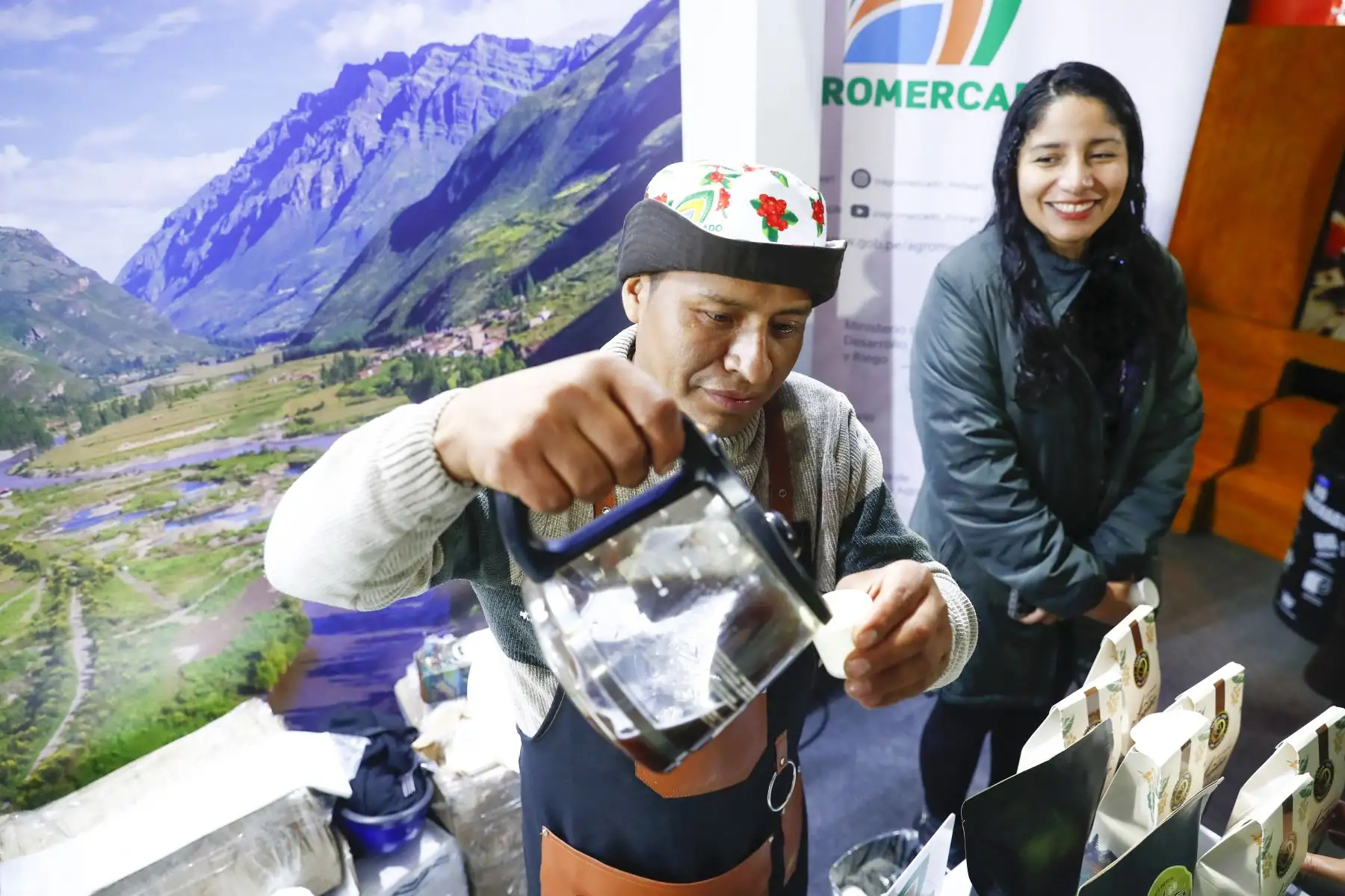 Desde el parque Kennedy de Miraflores se realiza la feria de la Semana del Café, organizada por Agromercado en el marco de celebrarse hoy viernes 22 de agosto de 2025 el Día del Café Peruano, con una muy concurrido asistencia de público, quienes pudieron degustar los mejores cafés orgánicos procedentes del Vraem en sus distintas variedades. Foto: ANDINA/Daniel Bracamonte
