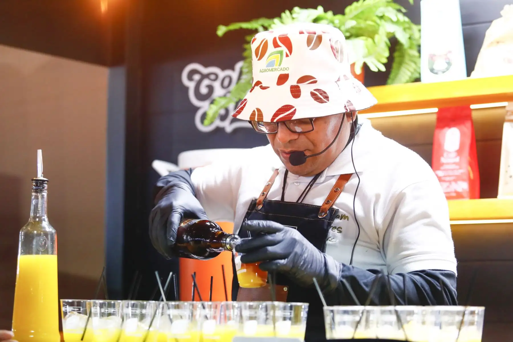 En el Día del Café Peruano 2025, uno de los principales atractivos de la feria de la Semana del Café, realizado en el parque Kennedy de Miraflores, fue el denominado Cold Brew, una llamativa mezcla de café orgánico con jugo de naranja y cubos de hielo, que tuvo gran recepción entre el público asistente. Foto: ANDINA/Daniel Bracamonte