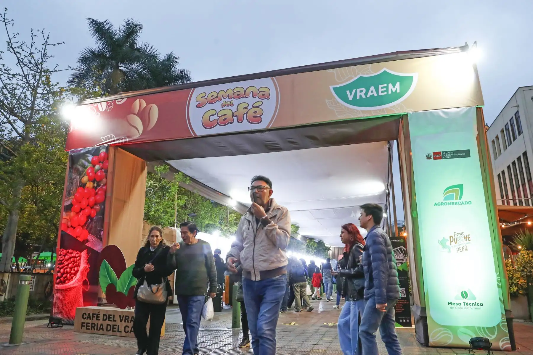 Desde el parque Kennedy de Miraflores se realiza la feria de la Semana del Café, organizada por Agromercado en el marco de celebrarse hoy viernes 22 de agosto de 2025 el Día del Café Peruano, con una muy concurrido asistencia de público, quienes pudieron degustar los mejores cafés orgánicos procedentes del Vraem en sus distintas variedades. Foto: ANDINA/Daniel Bracamonte