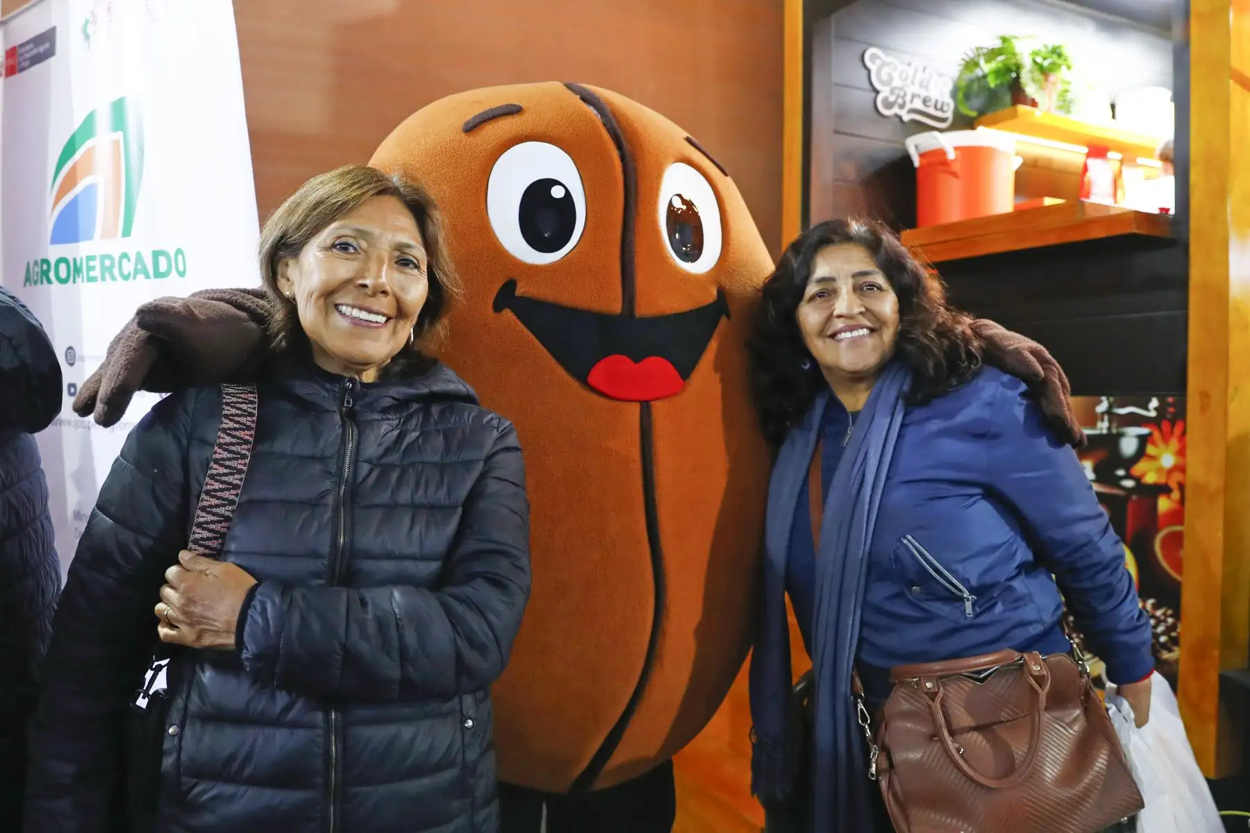 Desde el parque Kennedy de Miraflores se realiza la feria de la Semana del Café, organizada por Agromercado en el marco de celebrarse hoy viernes 22 de agosto de 2025 el Día del Café Peruano, con una muy concurrido asistencia de público, quienes pudieron degustar los mejores cafés orgánicos procedentes del Vraem en sus distintas variedades. Foto: ANDINA/Daniel Bracamonte