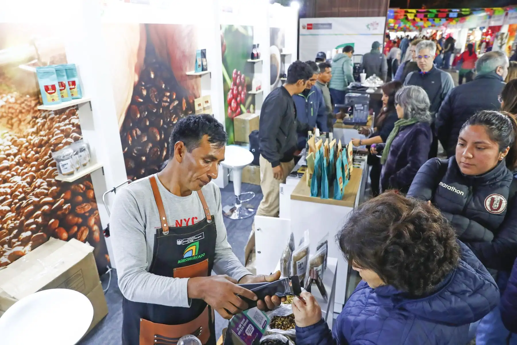 Desde el parque Kennedy de Miraflores se realiza la feria de la Semana del Café, organizada por Agromercado en el marco de celebrarse hoy viernes 22 de agosto de 2025 el Día del Café Peruano, con una muy concurrido asistencia de público, quienes pudieron degustar los mejores cafés orgánicos procedentes del Vraem en sus distintas variedades. Foto: ANDINA/Daniel Bracamonte