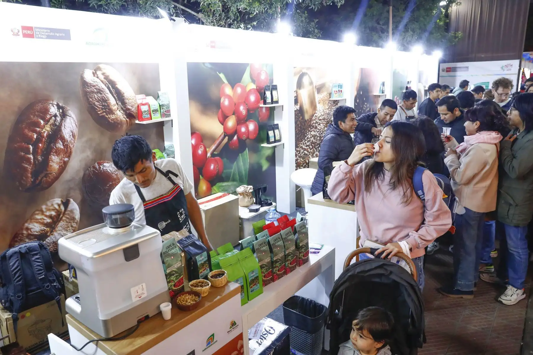 Desde el parque Kennedy de Miraflores se realiza la feria de la Semana del Café, organizada por Agromercado en el marco de celebrarse hoy viernes 22 de agosto de 2025 el Día del Café Peruano, con una muy concurrido asistencia de público, quienes pudieron degustar los mejores cafés orgánicos procedentes del Vraem en sus distintas variedades. Foto: ANDINA/Daniel Bracamonte