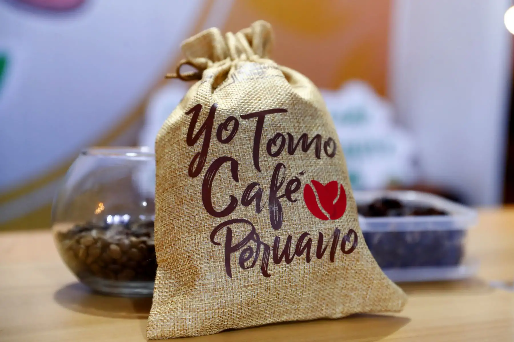 Desde el parque Kennedy de Miraflores se realiza la feria de la Semana del Café, organizada por Agromercado en el marco de celebrarse hoy viernes 22 de agosto de 2025 el Día del Café Peruano, con una muy concurrido asistencia de público, quienes pudieron degustar los mejores cafés orgánicos procedentes del Vraem en sus distintas variedades. Foto: ANDINA/Daniel Bracamonte