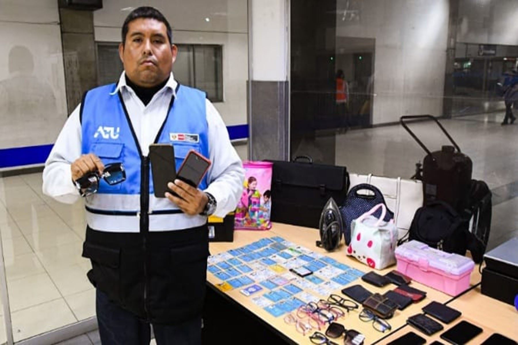 ATU devuelve objetos olvidados por los usuarios en diferentes estaciones del Metropolitano. Foto: Difusión