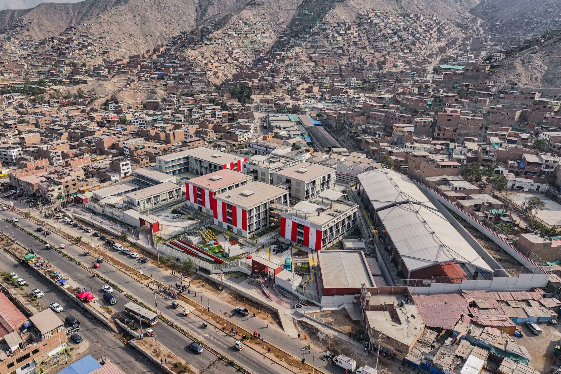 Con más de 3000 estudiantes beneficiados, la Escuela Bicentenario Manuel González Prada en Huaycán se consolida como un referente de la educación, gracias a una inversión que supera los S/165 millones.
Foto: Minedu