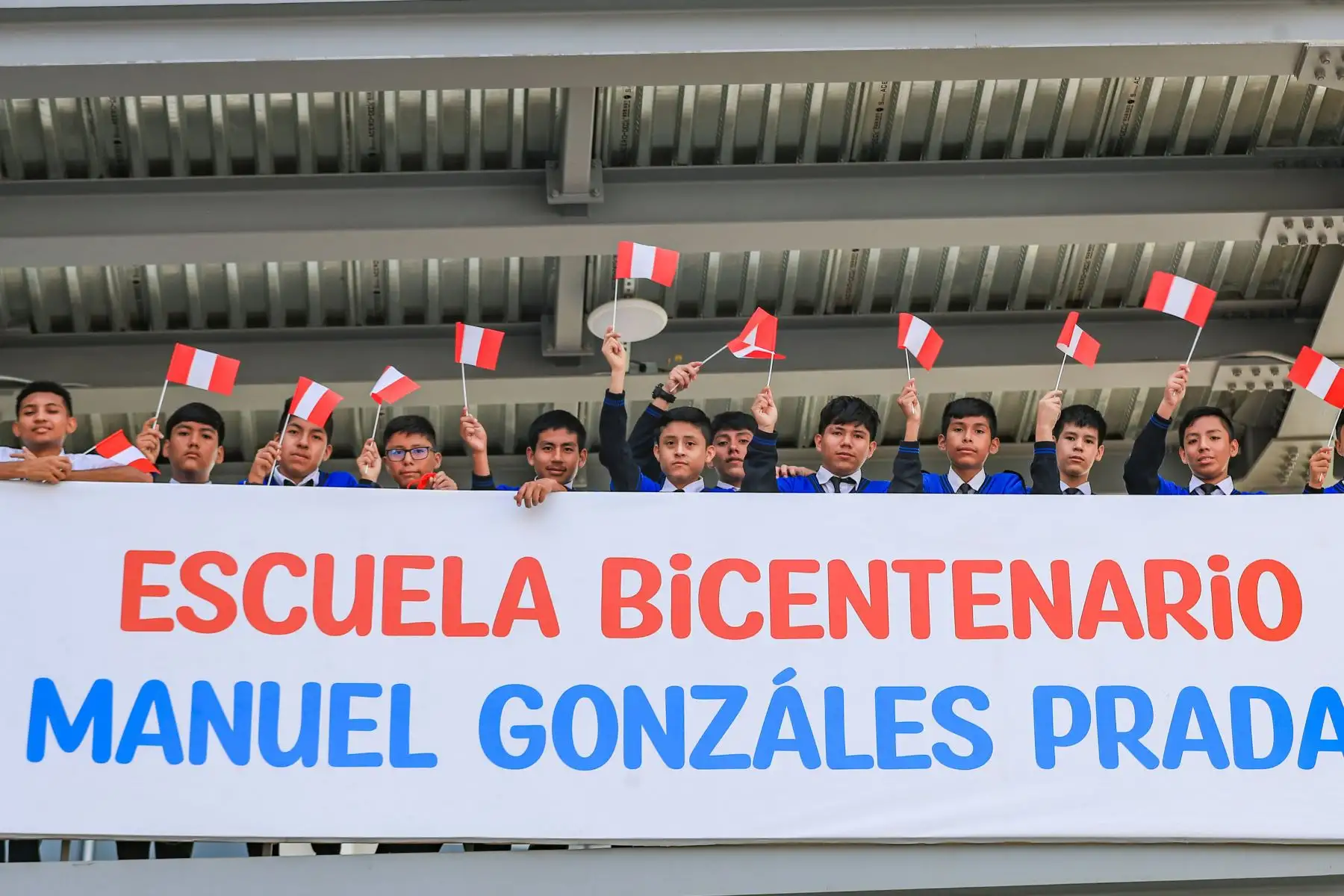 Con más de 3000 estudiantes beneficiados, la Escuela Bicentenario Manuel González Prada en Huaycán se consolida como un referente de la educación, gracias a una inversión que supera los S/165 millones.
Foto: Minedu