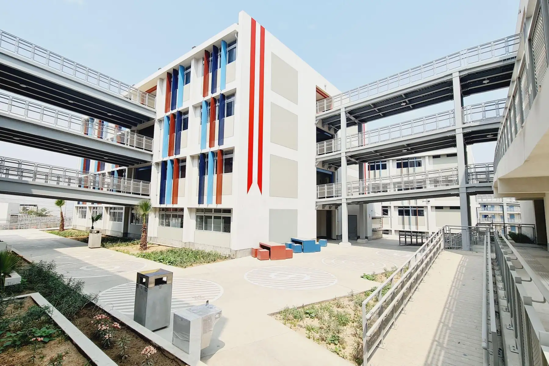 Con más de 3000 estudiantes beneficiados, la Escuela Bicentenario Manuel González Prada en Huaycán se consolida como un referente de la educación, gracias a una inversión que supera los S/165 millones.
Foto: Minedu