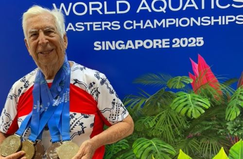José Peñaloza Jarrin muestra sus medallas ganadas en el World Aquatics Masters Championships 2025 disputado en Singapur