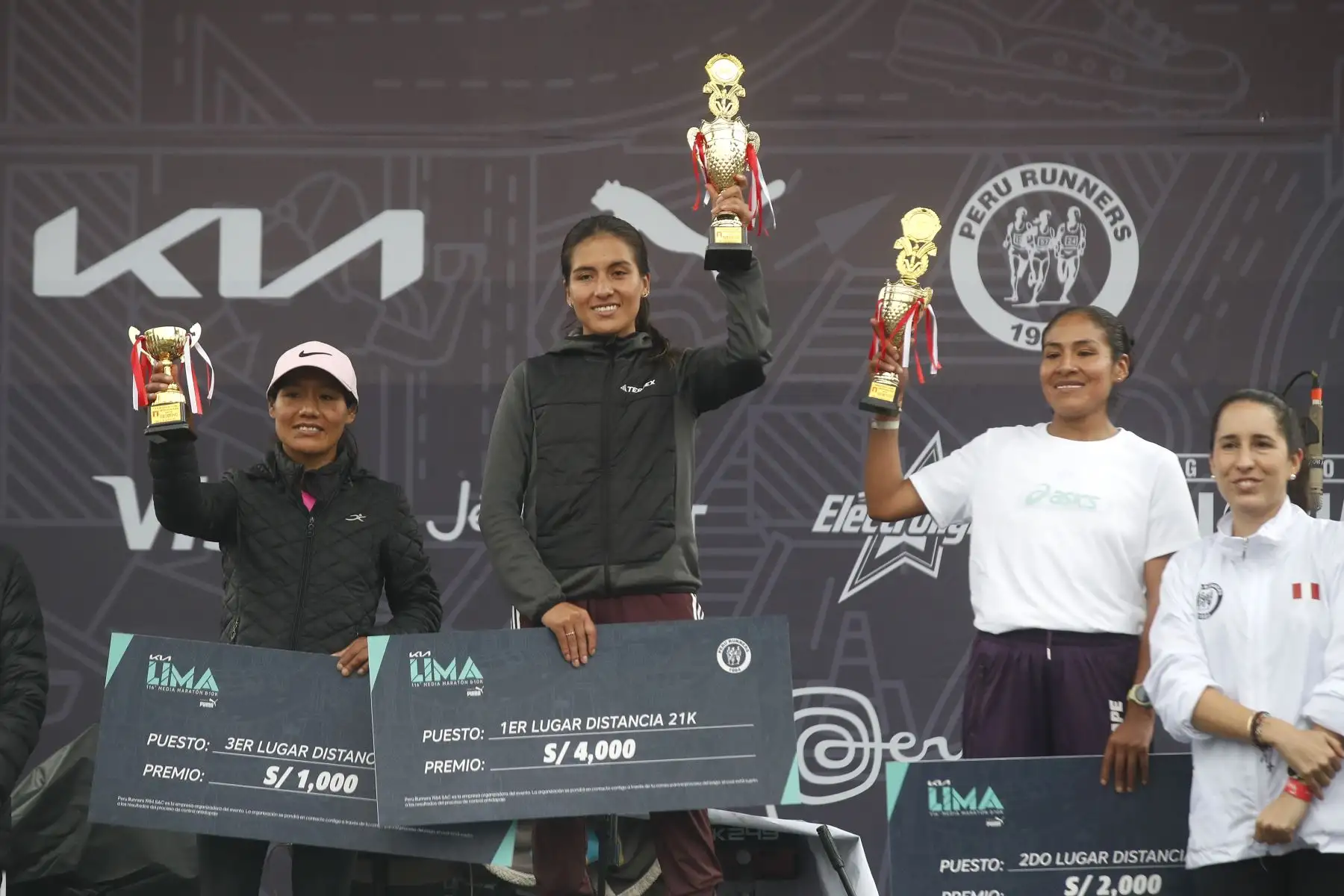Lima es el  escenario de  la 116 edición de la KIA Media Maratón de Lima y 10K powered by PUMA, que se desarrolla hoy domingo 24 de agosto. En la imagen, Zaida Meneses, ganadora con el 1er lugar de la competencia 21 k en modalidad mujeres.
Foto: ANDINA/Eddy Ramos