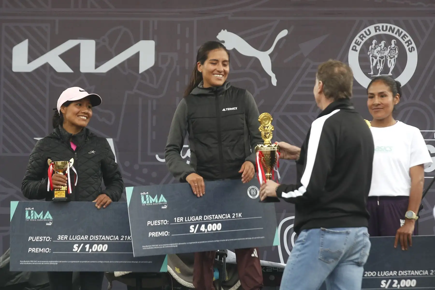 Lima es el  escenario de  la 116 edición de la KIA Media Maratón de Lima y 10K powered by PUMA, que se desarrolla hoy domingo 24 de agosto. En la imagen, Zaida Meneses, ganadora con el 1er lugar de la competencia 21 k en modalidad mujeres.
Foto: ANDINA/Eddy Ramos