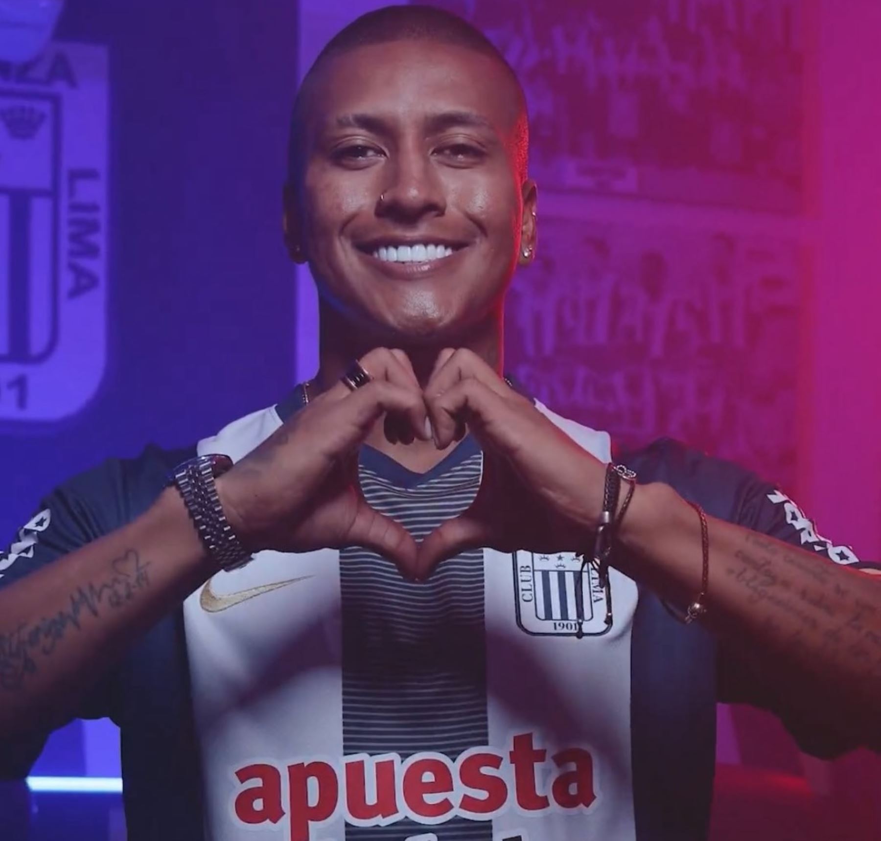 Pedro Aquino se luce con la camiseta de Alianza Lima