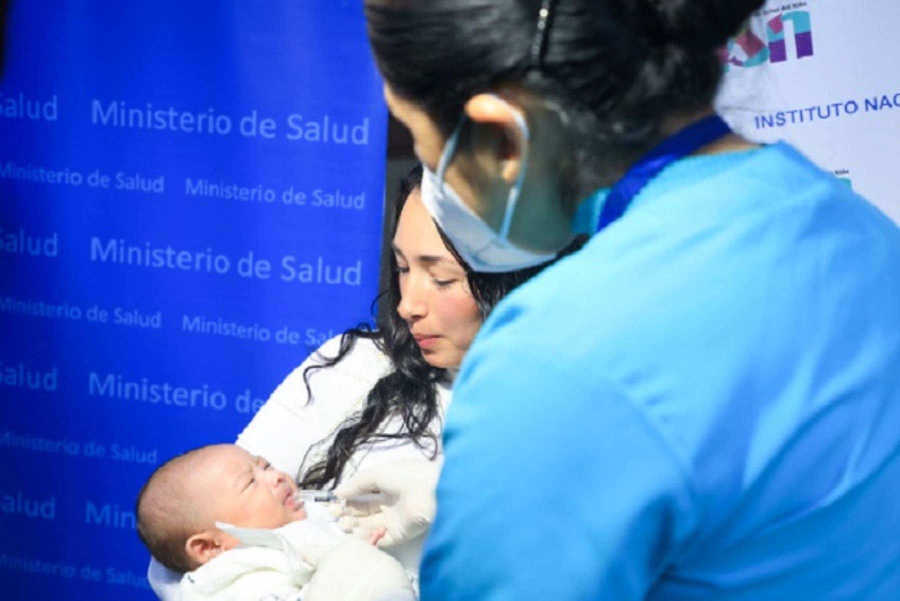 Objetivo es lograr que niños menores de 5 años a más, así como gestantes, jóvenes, adultos y adultos mayores completen las dosis de vacunas que les corresponden. Foto: Minsa