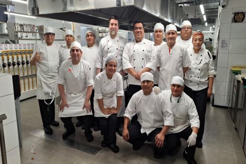 El chef corporativo de Hoteles Costa del Sol Wyndham, Julio Pons-Muzo y su equipo de trabajo. Cortesía