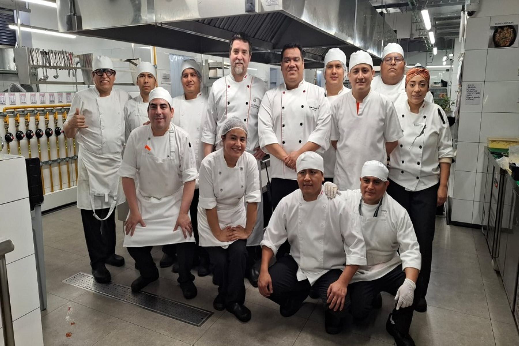 El chef corporativo de Hoteles Costa del Sol Wyndham, Julio Pons-Muzo y su equipo de trabajo. Cortesía
