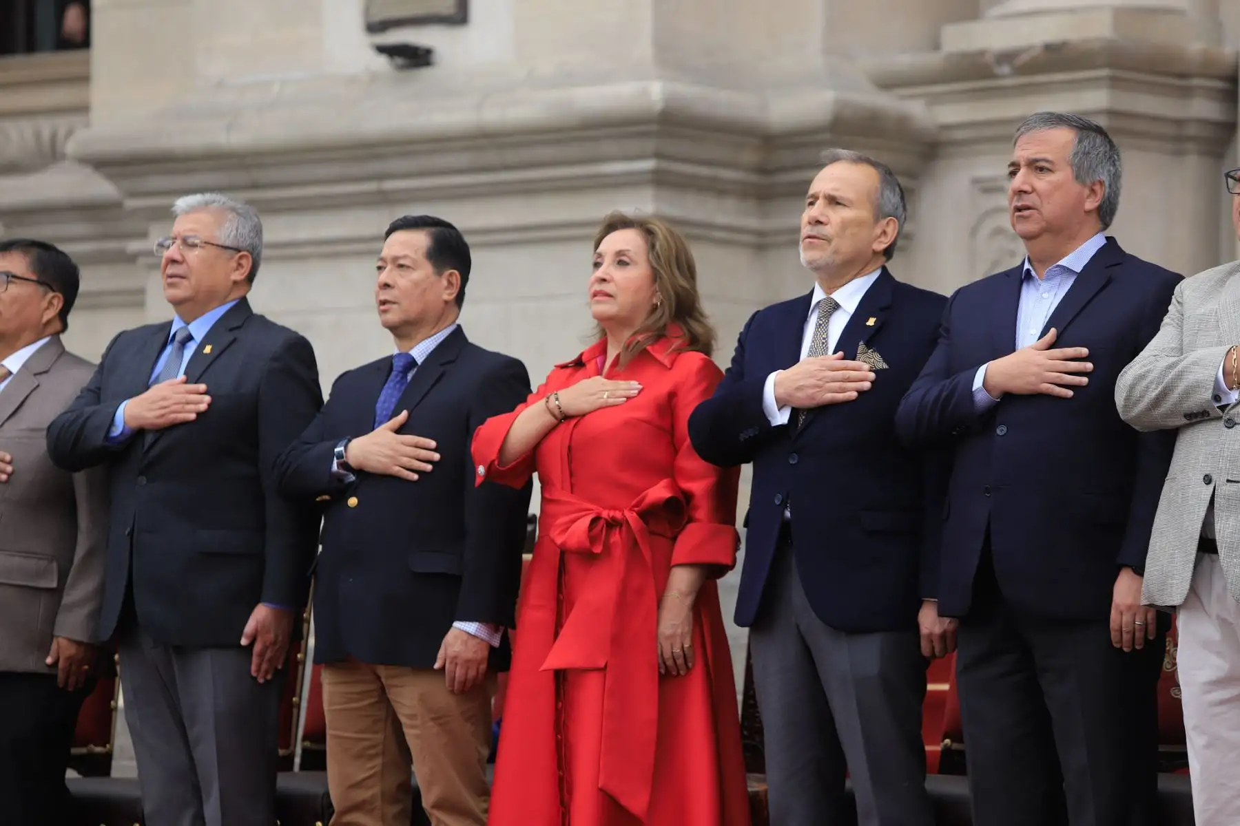 La presidenta de la república, Dina Ercilia Boluarte Zegarra, lidera la ceremonia de relevo de la Guardia de Honor en Palacio de Gobierno. La jefa de Estado se encuentra acompañada del jefe del Gabinete Ministerial, Eduardo Arana y ministros de Estado.
Foto: ANDINA/Prensa Presidencia