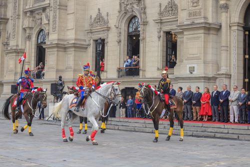 Presidenta Dina Boluarte encabeza ceremonia de relevo de la Guardia de Honor