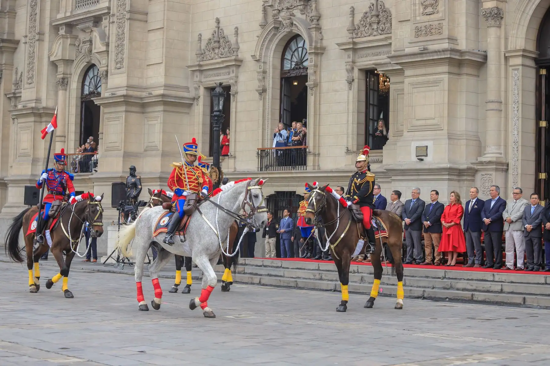 La presidenta de la república, Dina Ercilia Boluarte Zegarra, lidera la ceremonia de relevo de la Guardia de Honor en Palacio de Gobierno. La jefa de Estado se encuentra acompañada del jefe del Gabinete Ministerial, Eduardo Arana y ministros de Estado.
Foto: ANDINA/Prensa Presidencia