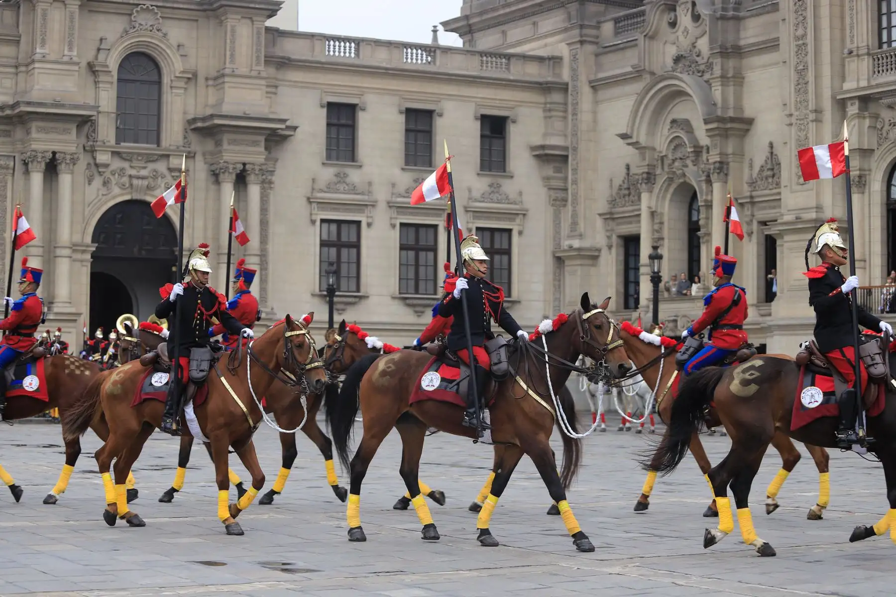 La presidenta de la república, Dina Ercilia Boluarte Zegarra, lidera la ceremonia de relevo de la Guardia de Honor en Palacio de Gobierno. La jefa de Estado se encuentra acompañada del jefe del Gabinete Ministerial, Eduardo Arana y ministros de Estado.
Foto: ANDINA/Prensa Presidencia