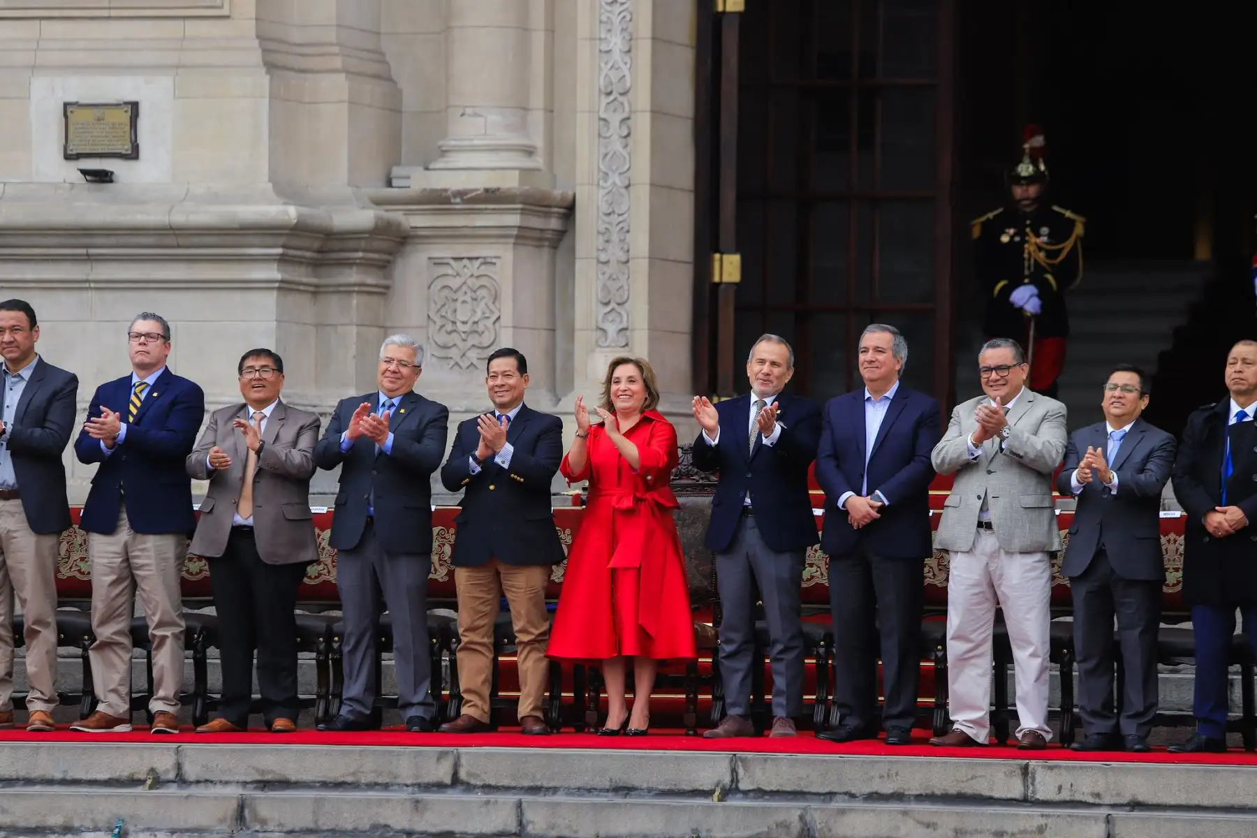 La presidenta de la república, Dina Ercilia Boluarte Zegarra, lidera la ceremonia de relevo de la Guardia de Honor en Palacio de Gobierno. La jefa de Estado se encuentra acompañada del jefe del Gabinete Ministerial, Eduardo Arana y ministros de Estado.
Foto: ANDINA/Prensa Presidencia