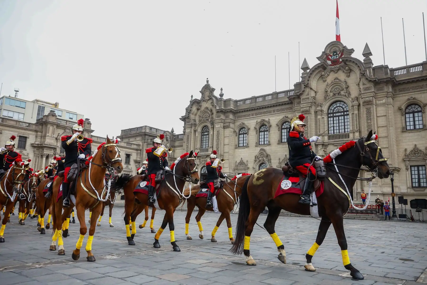La presidenta de la república, Dina Ercilia Boluarte Zegarra, lidera la ceremonia de relevo de la Guardia de Honor en Palacio de Gobierno. La jefa de Estado se encuentra acompañada del jefe del Gabinete Ministerial, Eduardo Arana y ministros de Estado.
Foto: ANDINA/Prensa Presidencia