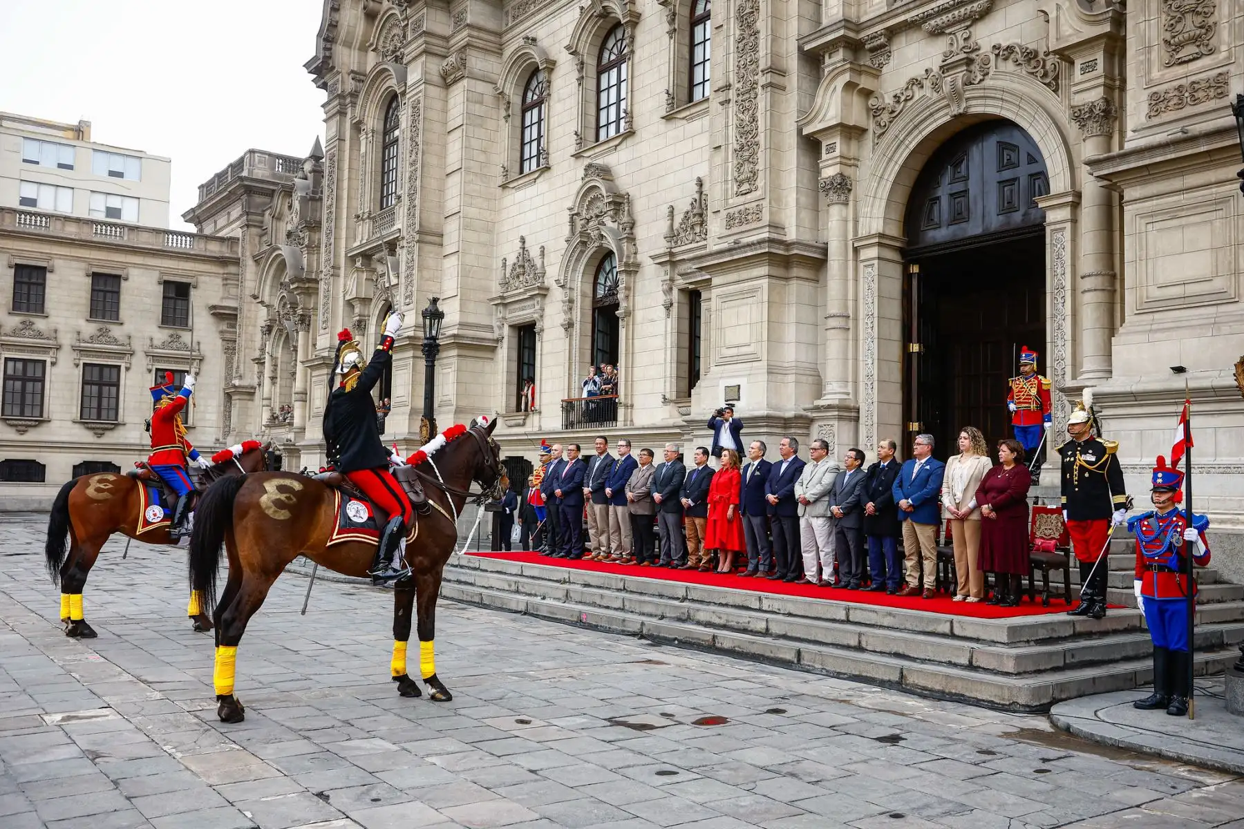 La presidenta de la república, Dina Ercilia Boluarte Zegarra, lidera la ceremonia de relevo de la Guardia de Honor en Palacio de Gobierno. La jefa de Estado se encuentra acompañada del jefe del Gabinete Ministerial, Eduardo Arana y ministros de Estado.
Foto: ANDINA/Prensa Presidencia