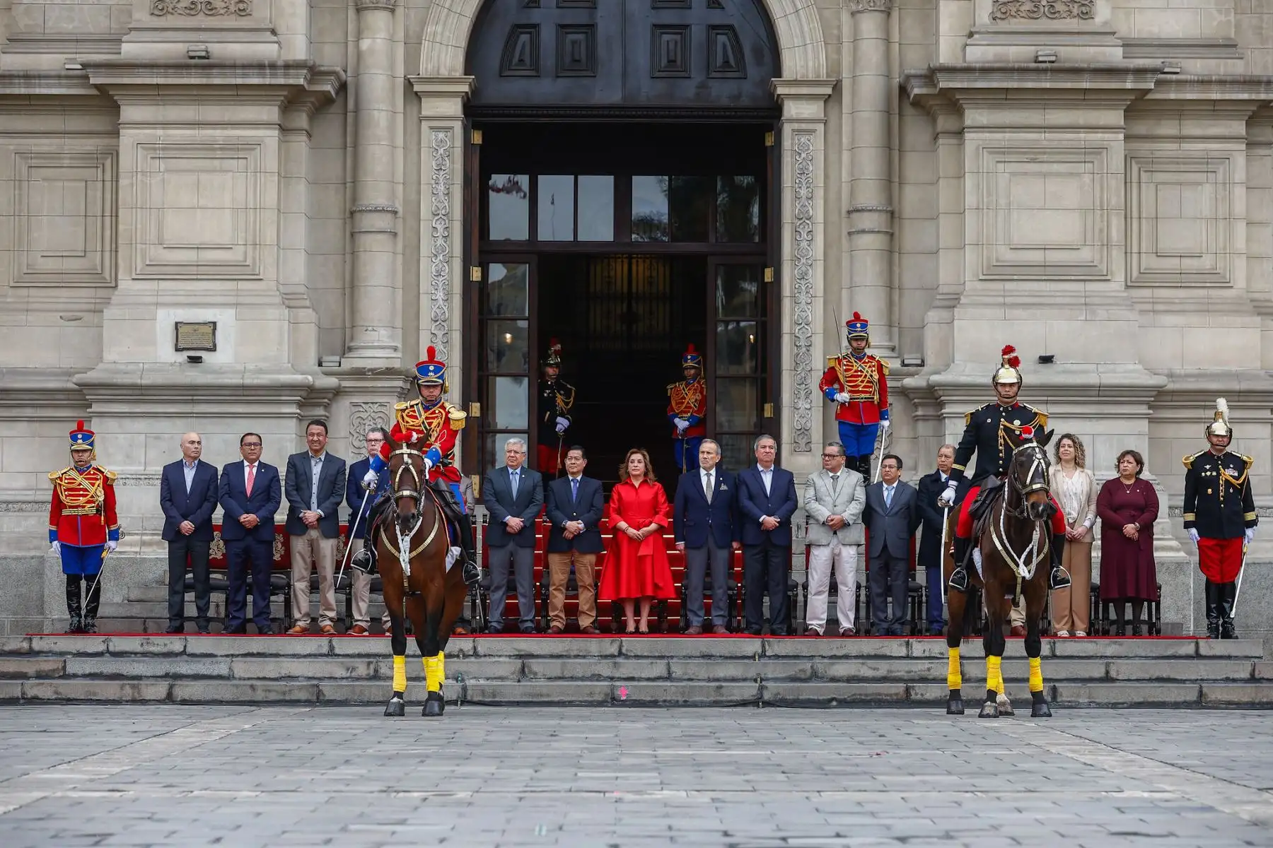 La presidenta de la república, Dina Ercilia Boluarte Zegarra, lidera la ceremonia de relevo de la Guardia de Honor en Palacio de Gobierno. La jefa de Estado se encuentra acompañada del jefe del Gabinete Ministerial, Eduardo Arana y ministros de Estado.
Foto: ANDINA/Prensa Presidencia