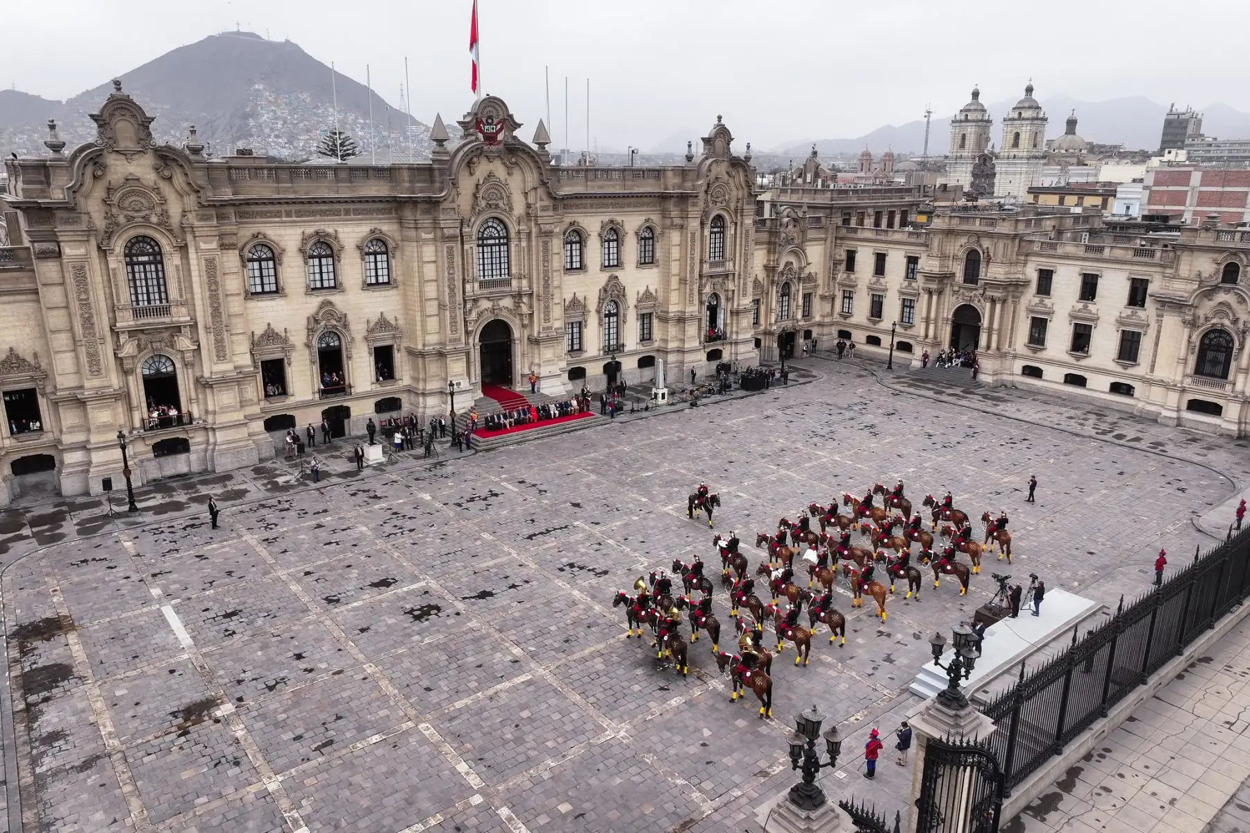 La presidenta de la república, Dina Ercilia Boluarte Zegarra, lidera la ceremonia de relevo de la Guardia de Honor en Palacio de Gobierno. La jefa de Estado se encuentra acompañada del jefe del Gabinete Ministerial, Eduardo Arana y ministros de Estado.
Foto: ANDINA/Prensa Presidencia