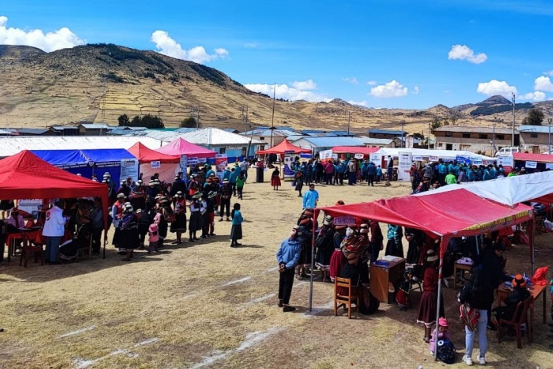 Con la participación de más de 20 entidades públicas y privadas, más de 300 personas en los distritos de Tambobamba y Cotabambas accedieron durante dos días a servicios médicos, sociales y productivos.