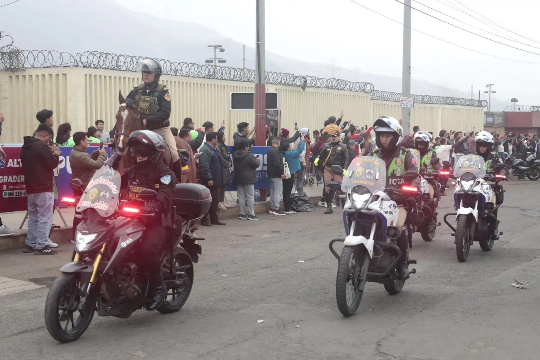 Hinchas de Universitario Deporte llegan al Estadio Monumental de Ate, por la fecha 7 del Torneo Clausura de la Liga 1.  Foto: ANDINA/Vidal Tarqui
