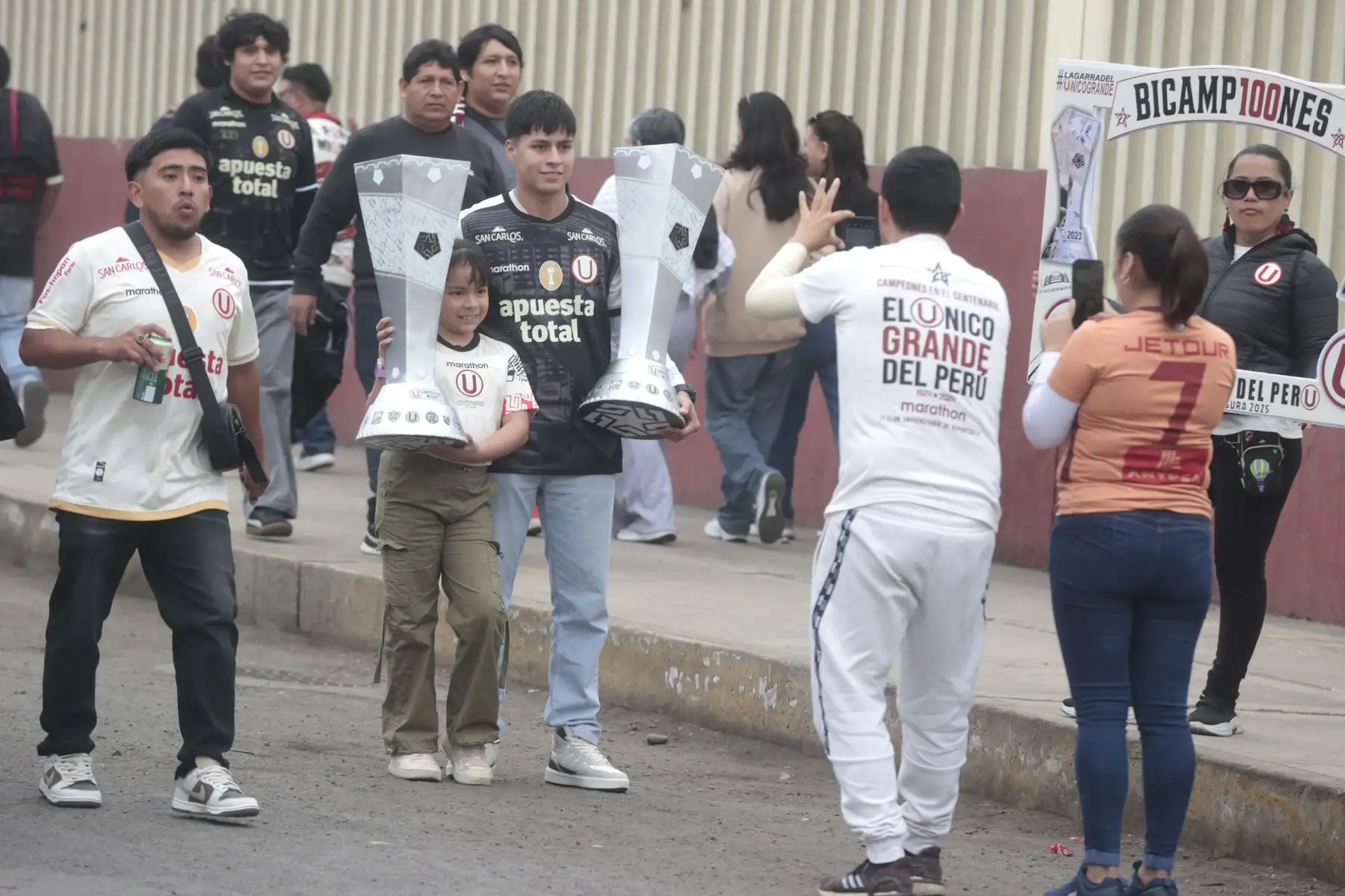 Hinchas de Universitario Deporte llegan al Estadio Monumental de Ate, por la fecha 7 del Torneo Clausura de la Liga 1.  Foto: ANDINA/Vidal Tarqui
