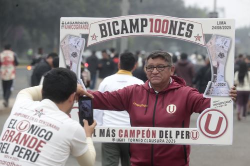 Hinchas de Universitario Deporte llegan al Estadio Monumental de Ate