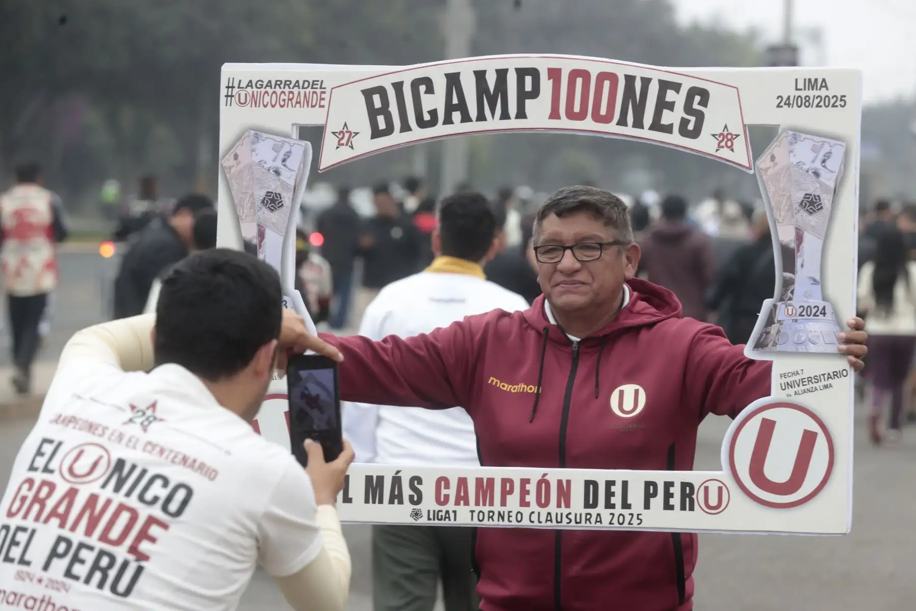Hinchas de Universitario Deporte llegan al Estadio Monumental de Ate, por la fecha 7 del Torneo Clausura de la Liga 1.  Foto: ANDINA/Vidal Tarqui