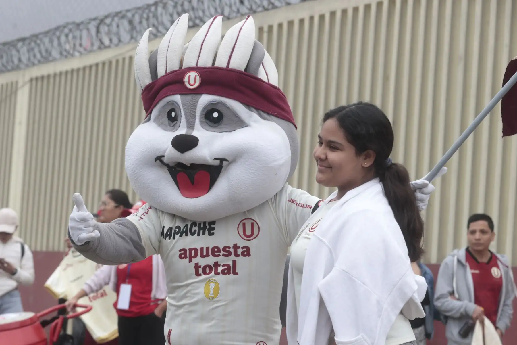 Hinchas de Universitario Deporte llegan al Estadio Monumental de Ate, por la fecha 7 del Torneo Clausura de la Liga 1.  Foto: ANDINA/Vidal Tarqui