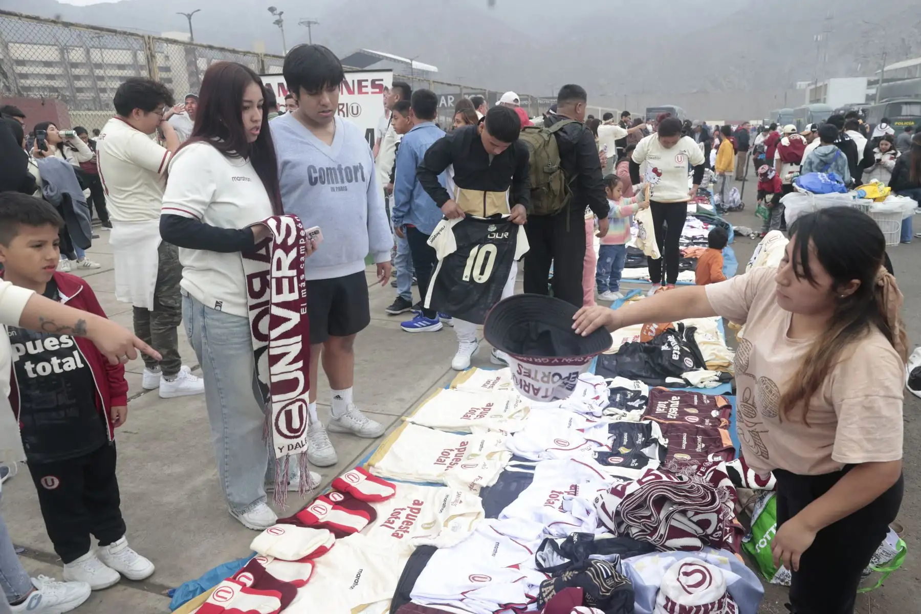Hinchas de Universitario Deporte llegan al Estadio Monumental de Ate, por la fecha 7 del Torneo Clausura de la Liga 1.  Foto: ANDINA/Vidal Tarqui