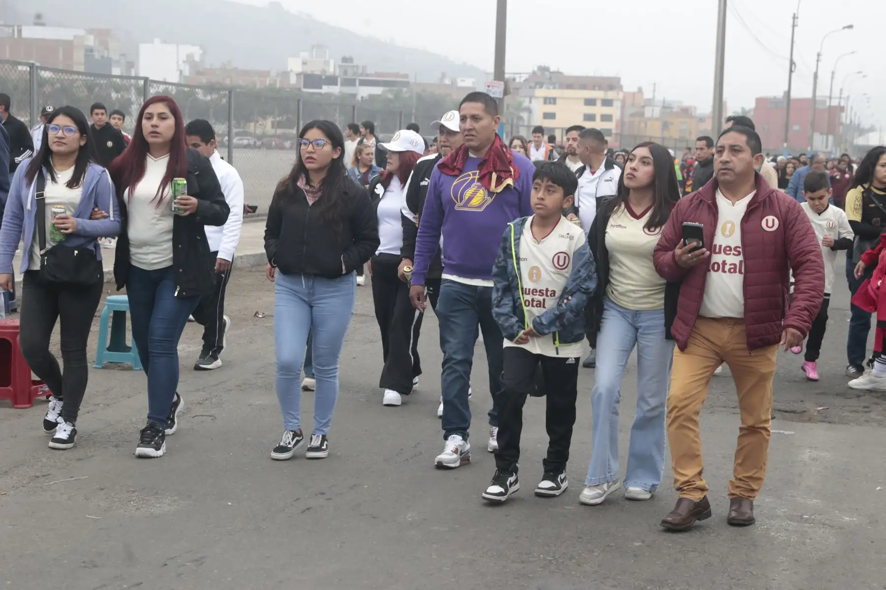 Hinchas de Universitario Deporte llegan al Estadio Monumental de Ate, por la fecha 7 del Torneo Clausura de la Liga 1.  Foto: ANDINA/Vidal Tarqui