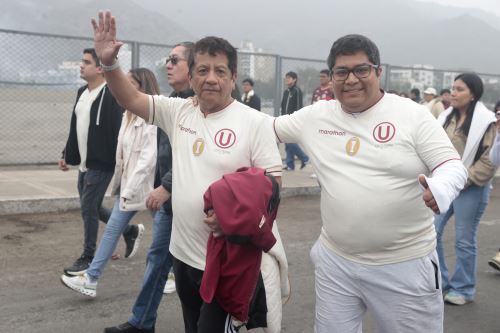 Hinchas de Universitario Deporte llegan al Estadio Monumental de Ate