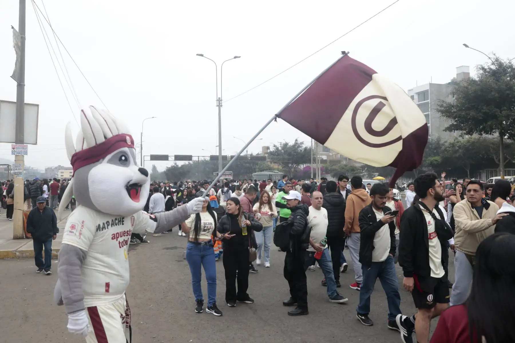 Hinchas de Universitario Deporte llegan al Estadio Monumental de Ate, por la fecha 7 del Torneo Clausura de la Liga 1.  Foto: ANDINA/Vidal Tarqui