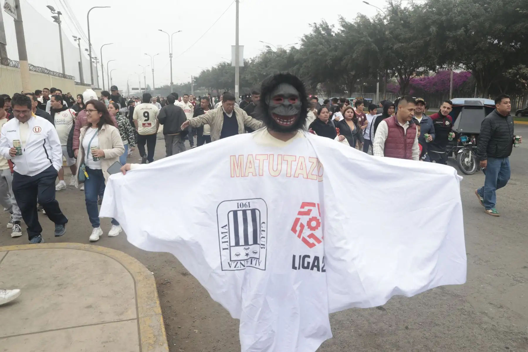 Hinchas de Universitario Deporte llegan al Estadio Monumental de Ate, por la fecha 7 del Torneo Clausura de la Liga 1.  Foto: ANDINA/Vidal Tarqui