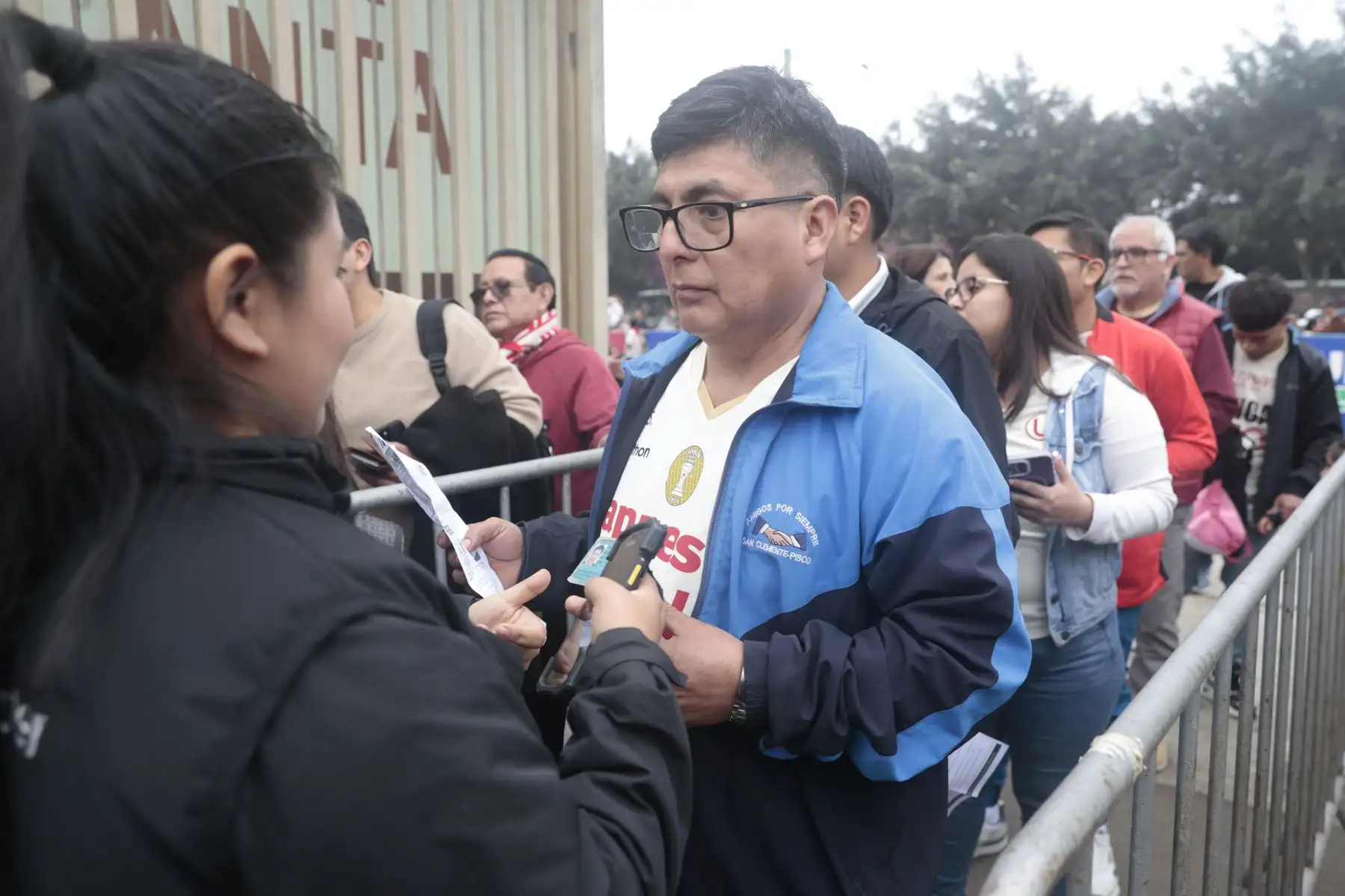 Hinchas de Universitario Deporte llegan al Estadio Monumental de Ate, por la fecha 7 del Torneo Clausura de la Liga 1.  Foto: ANDINA/Vidal Tarqui