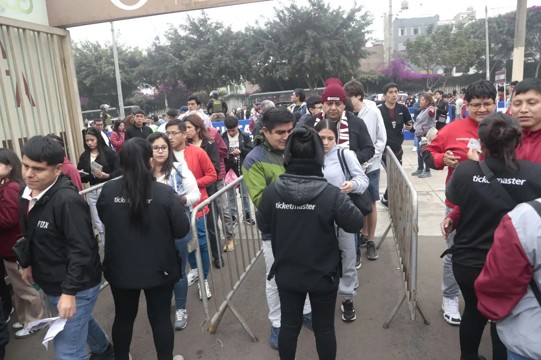 Hinchas de Universitario Deporte llegan al Estadio Monumental de Ate, por la fecha 7 del Torneo Clausura de la Liga 1.  Foto: ANDINA/Vidal Tarqui