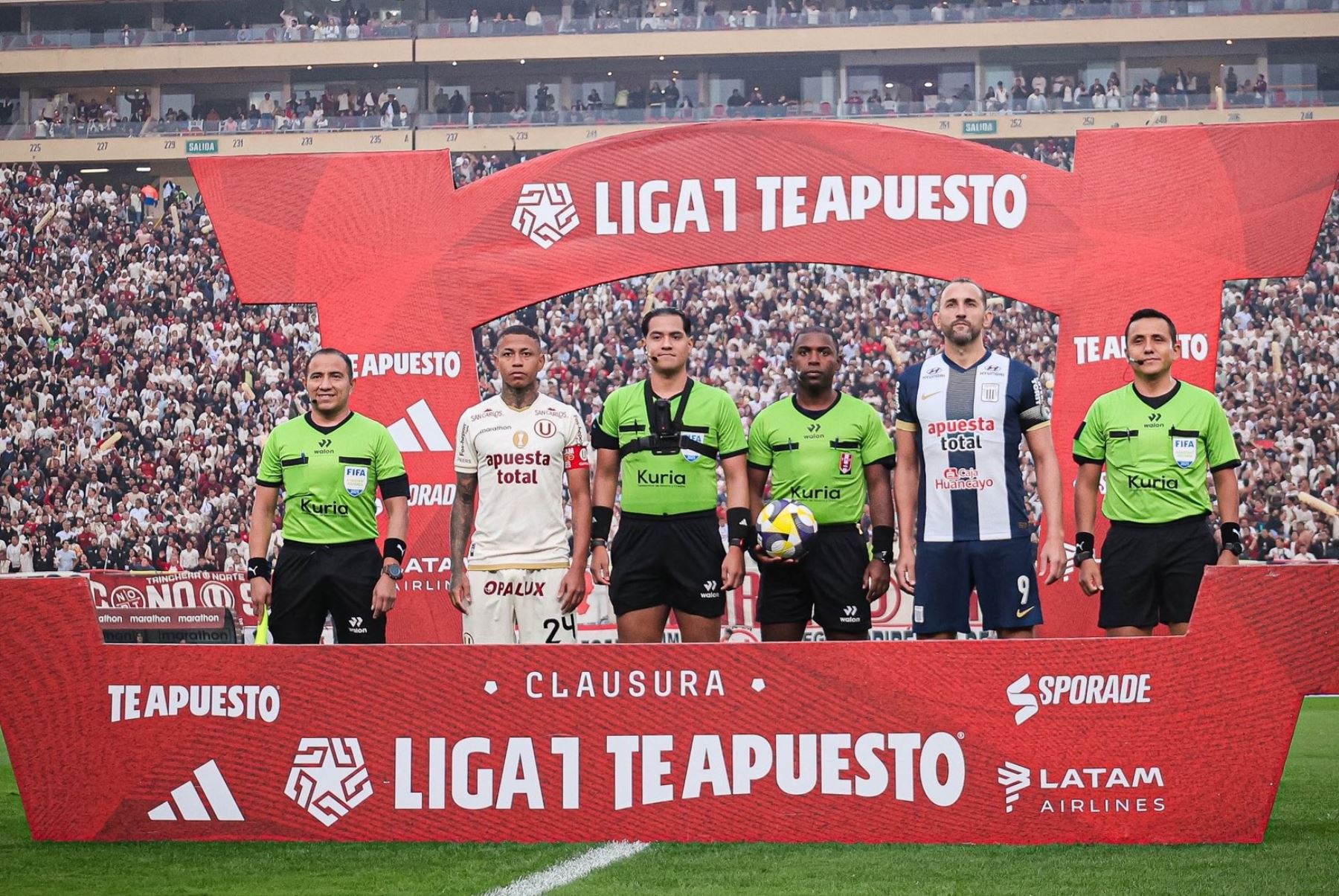 Alianza Lima y Universitario juega una versión más del clásico en el Estadio Monumental de Ate