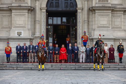 Ceremonia de relevo de la Guardia de Honor en Palacio de Gobierno