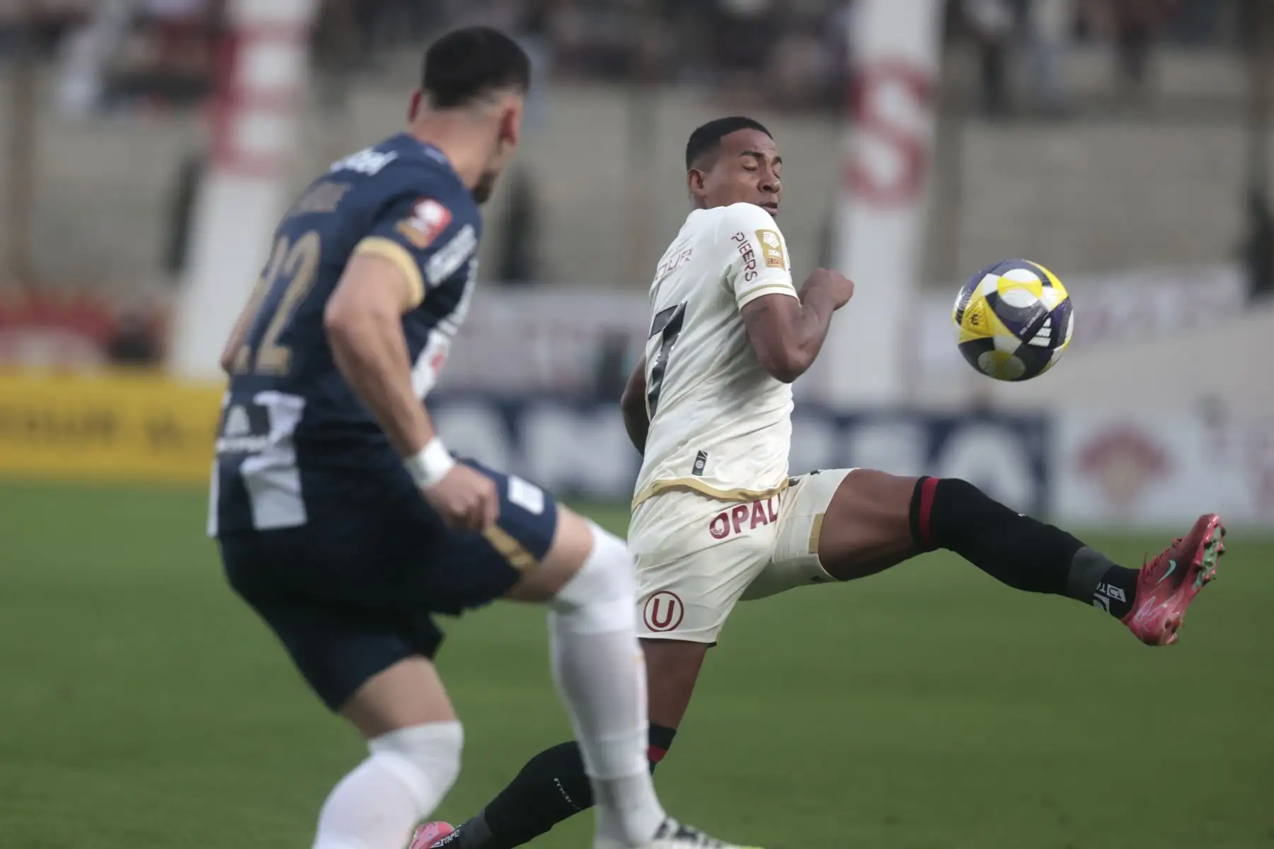 Universitario y Alianza Lima, clásico del fútbol peruano, en el Estadio Monumental de Ate. Torneo Clausura.
Foto: ANDINA/Vidal Tarqui